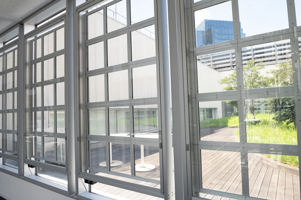 中庭に面した既存の窓に設置されている『SQPV』