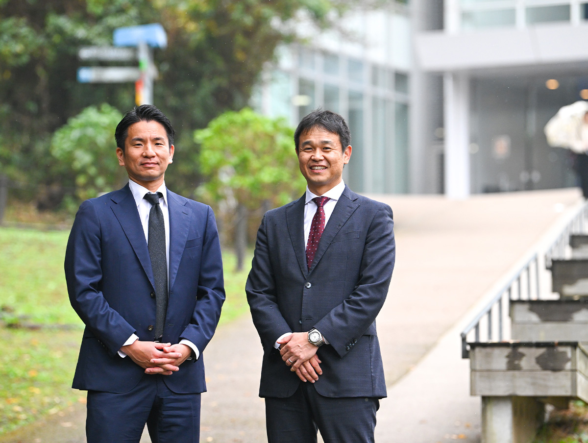 つばめBHB株式会社 代表取締役 中村公治（右）と東京コンソーシアム グリーンスタートアップ支援担当者の宮澤嘉章
